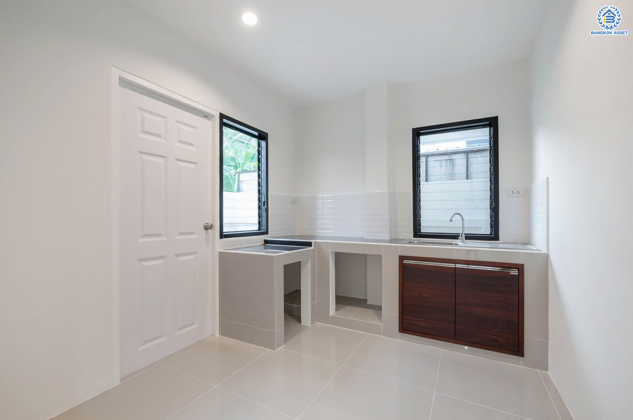 บ้านมือสองตกแต่งใหม่ โครงการ ณัฐชากรีนวิลล์ ปิ่นเกล้า-กาญจนาฯ บนเนื้อที่ 52 ตร.ว. ฟังก์ชัน 3 ห้องนอน 2 ห้องน้ำ จอดรถได้ 2 คัน บนทำเลศักยภาพ ใกล้เซ็นทรัลเวสต์เกต ทางด่วน "ศรีรัช" รถไฟฟ้าสายสีม่วง "สถานีตลาดบางใหญ่"